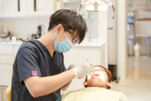 静岡県浜松市の歯科医院のNSデンタルオフィスの診察風景