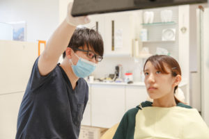 静岡県浜松市の歯科医院のNSデンタルオフィスの院長と患者さん