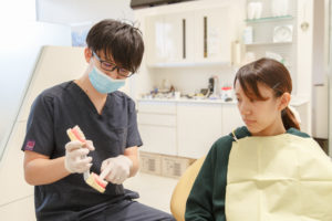 浜松市の歯科のNSデンタルオフィスの診察風景
