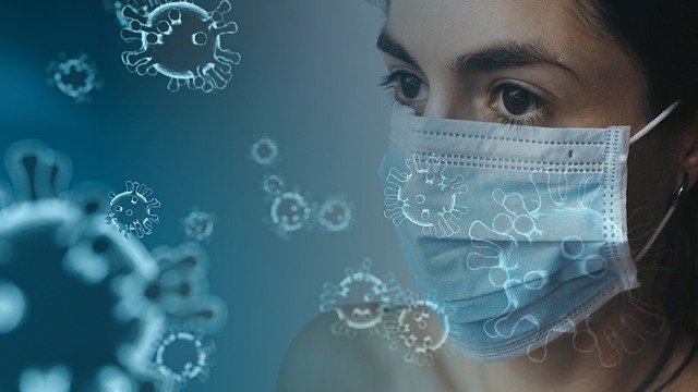 コロナウイルスの予防でマスクをする女性