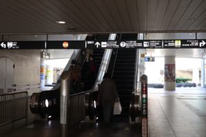 浜松駅北口地下道からバス亭へのエスカレーター