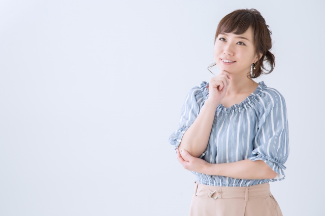 浜松市のＮＳデンタルオフィスの大人の乳歯残存の説明に納得する女性